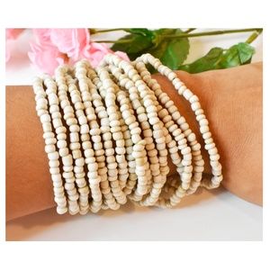 WHITE BEADED BRACELET WITH WOODEN CLASP